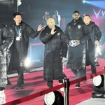 オープニングフェスタに集まったファン、サポーターに手を振るイニエスタ（中央）ら神戸の選手＝１６日午後、ノエビアスタジアム神戸（撮影・後藤亮平）