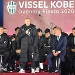 集まったファン、サポーターに今シーズンの活躍を誓うイニエスタらヴィッセル神戸の選手たち＝１６日午後、ノエビアスタジアム神戸（撮影・後藤亮平）