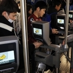 Ｊ１神戸の本拠地ノエビアスタジアム神戸に導入された「ＱＲチケット」。ＱＲコードを表示させたスマートフォンの画面を機械にかざすと、入場できる（撮影・鈴木雅之）