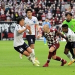神戸ー横浜ＦＣ　前半、中村俊輔（左）らと競り合うアンドレス・イニエスタ（左から３人目）＝２３日午後、神戸市兵庫区、ノエビアスタジアム神戸（撮影・鈴木雅之）