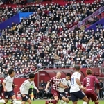 Ｊ１開幕戦を戦う神戸のアンドレス・イニエスタ（８）ら。新型コロナウイルスによる肺炎対策でマスク姿の観客がスタンドを埋めた＝２３日午後、神戸市兵庫区御崎町１、ノエビアスタジアム神戸（撮影・辰巳直之）