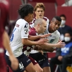 神戸-横浜ＦＣ　前半、横浜ＦＣ・中村俊輔（左）らと競り合う神戸のアンドレス・イニエスタ＝神戸市兵庫区のノエビアスタジアム神戸（撮影・辰巳直之）