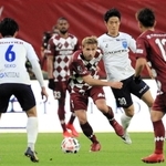 神戸ー横浜ＦＣ　後半、堅い守備を見せるセルジ・サンペール（中央）＝２３日午後、神戸市兵庫区、ノエビアスタジアム神戸（撮影・鈴木雅之）