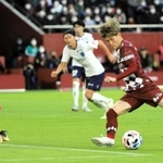 神戸ー横浜ＦＣ　後半、左足で同点ゴールを決める古橋亨梧＝２３日午後、神戸市兵庫区、ノエビアスタジアム神戸（撮影・鈴木雅之）