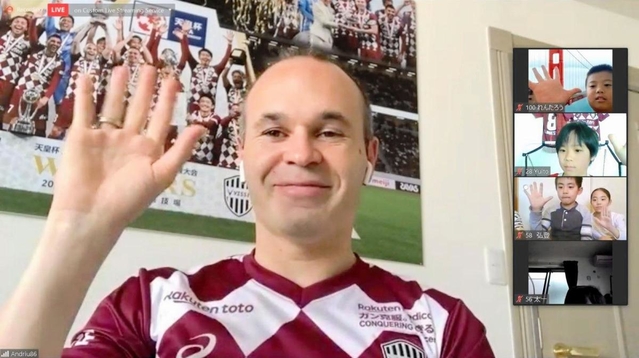 子どもたちとオンライン上で交流した神戸のアンドレス・イニエスタ（ⓒＶＩＳＳＥＬ　ＫＯＢＥ）