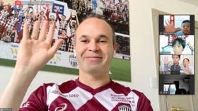 子どもたちとオンライン上で交流した神戸のアンドレス・イニエスタ（ⓒＶＩＳＳＥＬ　ＫＯＢＥ）