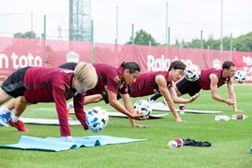 ７月４日のリーグ再開に向け、フィジカル練習で汗を流す神戸の選手ら＝神戸市西区のいぶきの森球技場（(c)ＶＩＳＳＥＬ　ＫＯＢＥ）