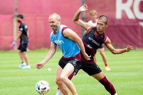 ７月４日のリーグ再開に向けて汗を流す神戸のイニエスタ（左）ら＝神戸市西区のいぶきの森球技場（(c)ＶＩＳＳＥＬ　ＫＯＢＥ）