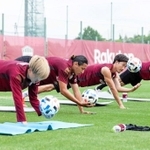 ７月４日のリーグ再開に向け、フィジカル練習で汗を流す神戸の選手ら＝神戸市西区のいぶきの森球技場（(c)ＶＩＳＳＥＬ　ＫＯＢＥ）