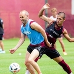 ７月４日のリーグ再開に向けて汗を流す神戸のイニエスタ（左）ら＝神戸市西区のいぶきの森球技場（(c)ＶＩＳＳＥＬ　ＫＯＢＥ）