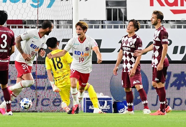 神戸-広島　前半、先制され、うなだれる酒井（右から２人目）ら神戸イレブン（撮影・中西幸大）