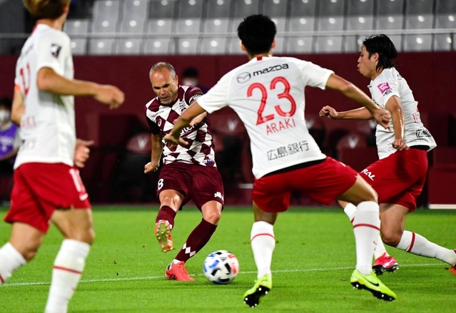 神戸-広島　前半、シュートを放つ神戸・イニエスタ（左から２人目）＝撮影・中西幸大