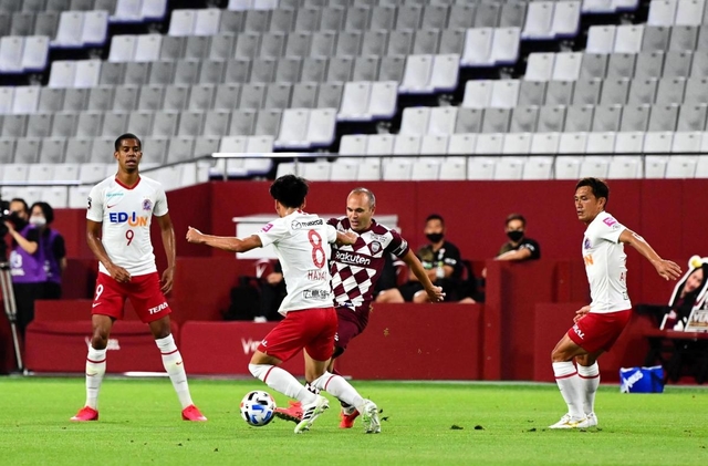 無観客のため空席となったスタジアムでプレーする神戸のイニエスタ（右から２人目）＝４日夜、神戸市兵庫区御崎町１、ノエビアスタジアム神戸（撮影・中西幸大）