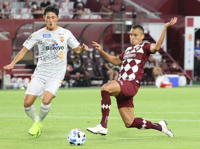 神戸-清水　後半９分、２点目を奪う神戸のドウグラス＝ノエビアスタジアム神戸（撮影・吉田敦史）