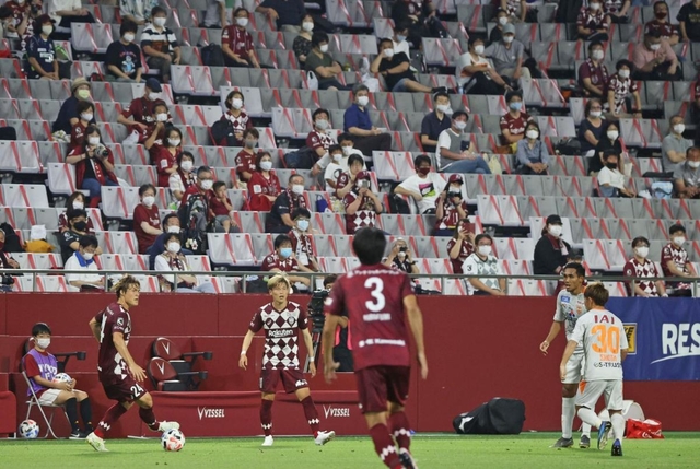 約５カ月ぶりに観客の前でプレーするヴィッセル神戸の選手ら＝１８日午後、ノエビアスタジアム神戸（撮影・吉田敦史）