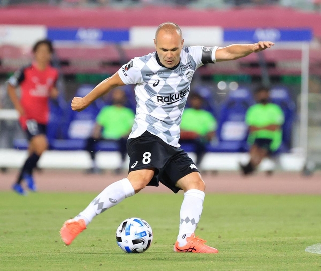 神戸-Ｃ大阪　前半、シュートを放つ神戸のイニエスタ＝ヤンマースタジアム長居（撮影・斎藤雅志）