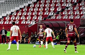 神戸-広島　前半、無観客のスタンドに顔パネルが並ぶスタジアム＝４日夜、神戸市兵庫区御崎町１、ノエビアスタジアム神戸（撮影・中西幸大）