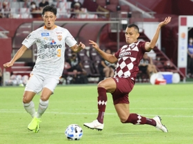 神戸-清水　後半９分、２点目を奪う神戸のドウグラス＝ノエビアスタジアム神戸（撮影・吉田敦史）
