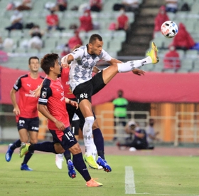 神戸-Ｃ大阪　前半、ゴール前でボールに飛びつく神戸のドウグラス＝ヤンマースタジアム長居（撮影・斎藤雅志）