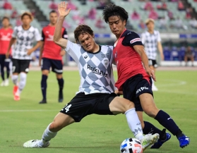 神戸ーＣ大阪　後半、相手選手と必死にボールを奪い合う神戸の酒井（左）＝ヤンマースタジアム長居（撮影・斎藤雅志）