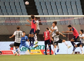 神戸ーＣ大阪　前半、ゴールを守る神戸のＧＫ飯倉（左から２人目）ら＝ヤンマースタジアム長居（撮影・斎藤雅志）