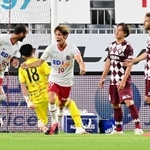 神戸-広島　前半、先制され、うなだれる酒井（右から２人目）ら神戸イレブン（撮影・中西幸大）