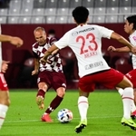 神戸-広島　前半、シュートを放つ神戸・イニエスタ（左から２人目）＝撮影・中西幸大