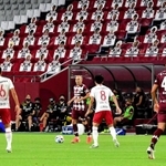 神戸-広島　前半、無観客のスタンドに顔パネルが並ぶスタジアム＝４日夜、神戸市兵庫区御崎町１、ノエビアスタジアム神戸（撮影・中西幸大）