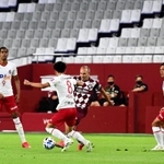 無観客のため空席となったスタジアムでプレーする神戸のイニエスタ（右から２人目）＝４日夜、神戸市兵庫区御崎町１、ノエビアスタジアム神戸（撮影・中西幸大）