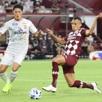 神戸-清水　後半９分、２点目を奪う神戸のドウグラス＝ノエビアスタジアム神戸（撮影・吉田敦史）