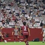 約５カ月ぶりに観客の前でプレーするヴィッセル神戸の選手ら＝１８日午後、ノエビアスタジアム神戸（撮影・吉田敦史）