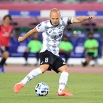 神戸-Ｃ大阪　前半、シュートを放つ神戸のイニエスタ＝ヤンマースタジアム長居（撮影・斎藤雅志）