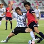 神戸ーＣ大阪　後半、相手選手と必死にボールを奪い合う神戸の酒井（左）＝ヤンマースタジアム長居（撮影・斎藤雅志）