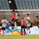 神戸ーＣ大阪　前半、ゴールを守る神戸のＧＫ飯倉（左から２人目）ら＝ヤンマースタジアム長居（撮影・斎藤雅志）