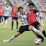 前節のＣ大阪戦で相手と競り合う神戸の酒井（中央）。今季リーグ戦でフル出場を続ける＝２２日、ヤンマースタジアム長居