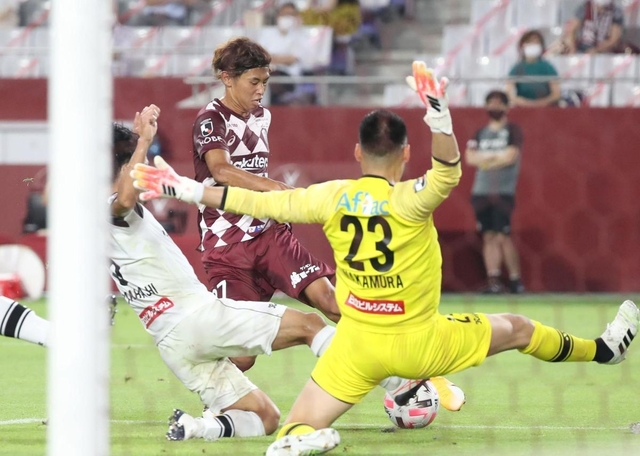 神戸-柏　前半、果敢に突破を図る神戸・郷家友太（奥）＝ノエビアスタジアム神戸（撮影・辰巳直之）