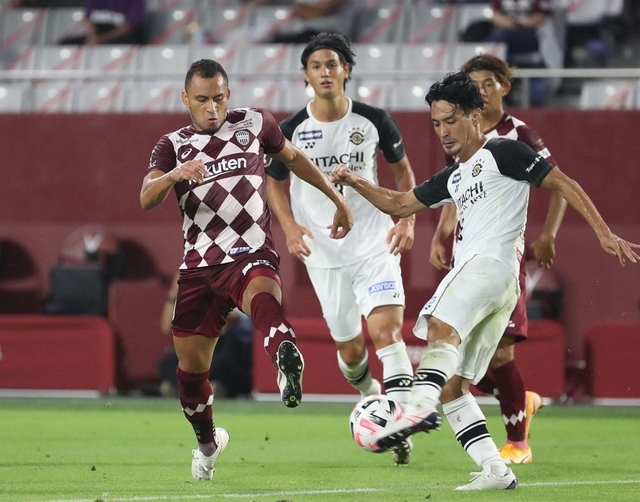 神戸-柏　前半、神戸・ドウグラス（左）が柏・高橋峻と競り合う＝神戸市兵庫区、ノエビアスタジアム神戸（撮影・辰巳直之）