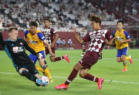 神戸－仙台　後半、神戸・小田（右から２人目）がシュートを放つもＧＫスウォビィク（左端）に阻まれる（撮影・吉田敦史）