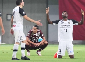 神戸－柏　終了間際の失点で柏に敗れ、悔しがる神戸・大崎（奥）。右は柏・オルンガ（撮影・辰巳直之）
