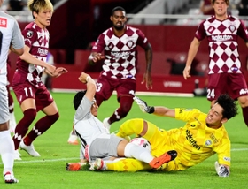 神戸－川崎　後半、体を張ってゴールを守るＧＫ飯倉（手前右）＝撮影・中西幸大