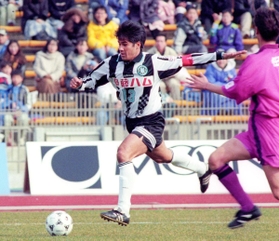 プレシーズンマッチの京都戦でドリブルする神戸の永島＝１９９７年３月２日、西京極陸上競技場