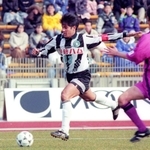 プレシーズンマッチの京都戦でドリブルする神戸の永島＝１９９７年３月２日、西京極陸上競技場