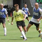 神戸の戦術練習で播戸（中央）をマークする土屋（左）、シジクレイ（右）、北本（奧）＝２００３年８月、神戸市兵庫区、神戸ウイングスタジアム