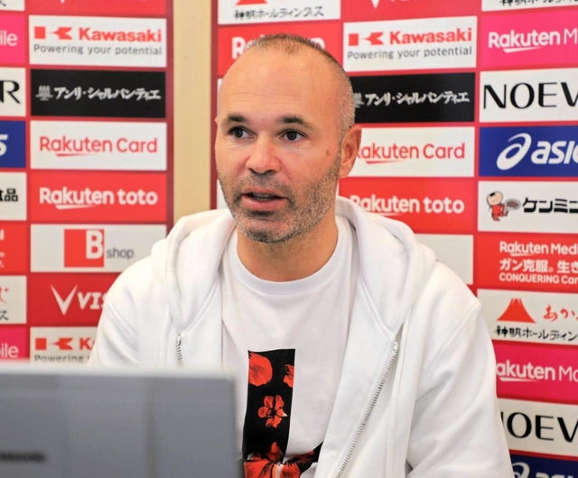 オンラインで監督交代について語る神戸のイニエスタ＝神戸市西区のいぶきの森球技場（(c)ＶＩＳＳＥＬ　ＫＯＢＥ）