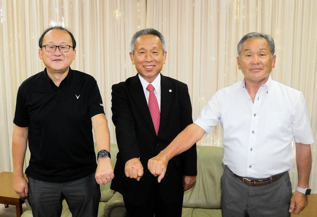 山本実たつの市長（中央）を表敬訪問したヴィッセル神戸の三木谷研一副会長（左）と永浜和紀兵庫フットボールクラブ代表＝たつの市役所