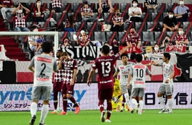 神戸-川崎　川崎の小林に相次いで得点を奪われ、頭を抱える神戸のサンペールら（撮影・中西幸大）