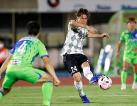 湘南－神戸　後半、同点ゴールを決める神戸・酒井。加入後初得点となった