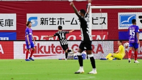 神戸-ＦＣ東京　前半、先制ゴールを決めて駆け出す神戸・安井（１４）＝ノエビアスタジアム神戸（撮影・中西幸大）