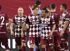 監督退任直後の試合に勝利し、喜び合う神戸イレブン＝ノエビアスタジアム神戸（撮影・吉田敦史）