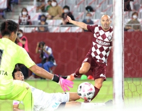 神戸-鳥栖　前半２０分、２点目を決める神戸のイニエスタ（右）＝ノエビアスタジアム神戸（撮影・吉田敦史）